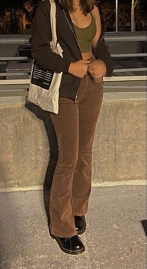 Brown Pant Fall Outfit, Courdory Pants Outfits Aesthetic, Outfit Ideas With Brown Jeans, Fits With Brown Pants, Brown Bootcut Jeans Outfit, Brown Bootcut Pants Outfit, Cute Outfits With Brown Pants, Corderoy Outfits Aesthetic, Brown Flair Pants Outfit