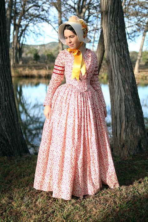 1840s Day Dress and Bonnet 1800 Gowns, 1840s Bonnet, 1840s Day Dress, 1840s Dress, 1850s Dress, Pioneer Clothing, Rose Print Fabric, 1840s Fashion, Victorian Dresses