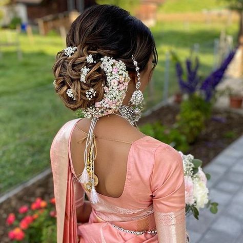 These Brides Show You How To Ace The Flowers Game For A Bridal Bun Mehendi Hairstyles, Bridal Hairdos, Indian Party Hairstyles, Bridal Buns, Textured Bun, Bridal Hair Decorations, Hair Style On Saree, Wedding Bun, Hair Garland