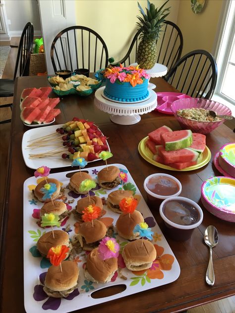 Hawaiian Birthday Party Aesthetic, Pool Party Snack Table, Hawian Party Ideas, Hawaii Birthday Party Ideas, Sweet 16 Pool Parties, School Pool Party, Party Snack Table, Hawaii Birthday Party, Pool Party Snacks