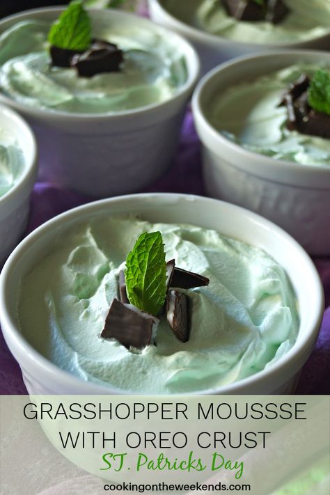 grasshopper mouse in white ramekin with chocolate and mint leaf on top Mint Mousse, Weekend Recipes, Grasshopper Pie, Condensed Milk Cookies, Mint Oreo, Flan Recipe, Chocolate Crust, Mint Recipes, Oreo Crust