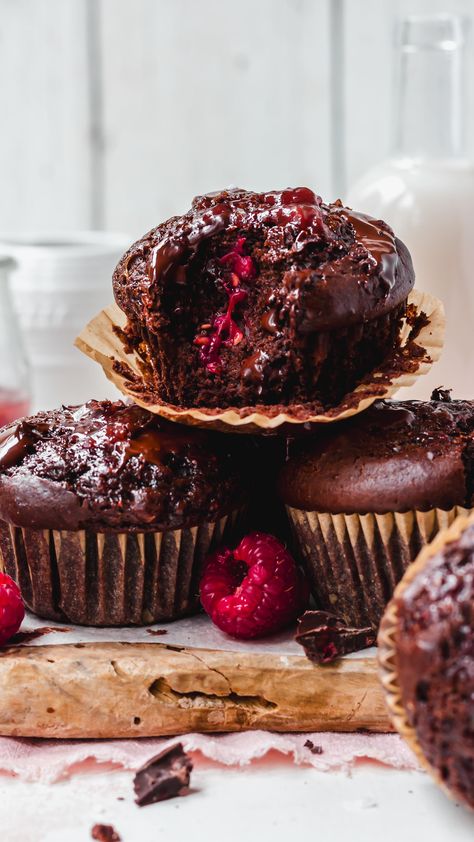 Double Chocolate Raspberry Bakery-Style Muffins 🧁🍫 Rich and chocolatey super soft muffins with melting chunks of chocolate and the classic high bakery-style muffin top - who wants one? . If you LOVE bakery muffins, then these homemade plant-based, egg-free and easily gluten-free double chocolate muffins are your new best friend. They are SO SOFT and fluffy with a chewy shiny top, the classic muffin top AND they’re fruity 🍓 . They taste so indulgent and luxurious and are made with good-for-... Raspberry Chocolate Desserts, Aesthetic Muffins, Unique Muffin Recipes, Gourmet Muffins, Muffin Photography, Muffins Photography, Soft Muffins, Raspberry Chocolate Chip Muffins, Muffin Healthy