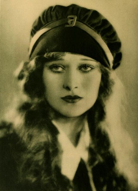 Delores Costello, Drew Barrymore's grandmother 1920s Images, Dolores Costello, Mystery Dinner, Silent Film Stars, Classic Actresses, Silent Movie, Hollywood Star, Old Hollywood Glamour, Vintage Portraits