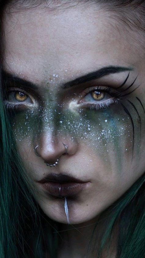 Druid Witch Makeup, Wasteland Makeup Post Apocalyptic, Womens Witch Makeup, Druid Halloween Costume, Fantasy Make Up Ideas Creative Easy, Dark Fae Photoshoot, Forest Queen Makeup, Dark Priestess Makeup, Dark Fae Ren Faire