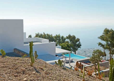 Greece House Interior, House Interior Garden, Kapsimalis Architects, Greece House, Greece Architecture, Greek House, Santorini Island, Greece Holiday, White Building