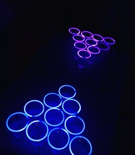 Beer pong fluo Glow In The Dark Beer Pong, Swift Party, Taylor Swift Party, Dark Beer, Beer Birthday, Beer Party, 19th Birthday, Space Party, 14th Birthday