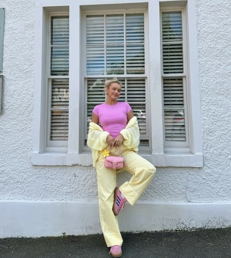 Pink Trousers Outfit, Yellow Pants Outfit, Casual Comfy Outfit, Yellow Trousers, Comfy Outfit Ideas, Cute Travel Outfits, Style Désinvolte Chic, Gazelle Bold, Casual Chic Summer