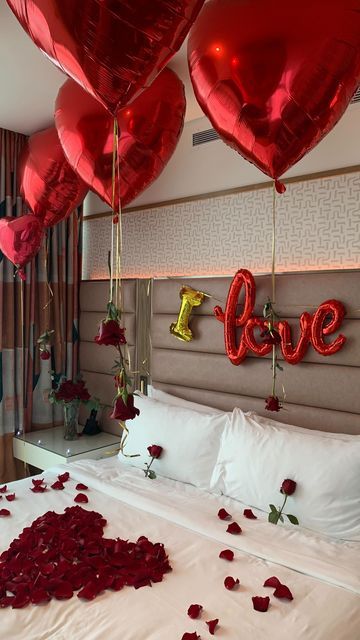 Just Married Hotel Room Decorations, Honeymoon Hotel Room Decorations, Honeymoon Room Decorations, Romantic Hotel Room Ideas Couples, Suite Hotel Room Luxury, Honeymoon Suite Decorations, Honeymoon Hotel Room, Honeymoon Suite Romantic, Romantic Hotel Room Ideas