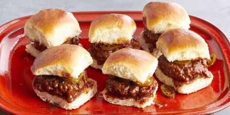 Spicy Whiskey BBQ Sliders Bbq Sliders Recipes, Barbecue Sliders, Homemade Sliders, Irish Appetizers, Dinner Under 300 Calories, Bbq Sliders, Best Party Appetizers, Tailgate Recipes, Irish Things