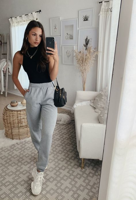 How To Wear Grey Sweatpants Outfit, College Outfits Cute Casual, How To Dress Up Grey Joggers, Cute Jogger Outfits Summer, Styling Grey Sweatpants Winter, Sweatpants Sneakers Outfit, Fitted Sweatpants Outfit, Grey Joggers Winter Outfit, Black Grey White Outfit