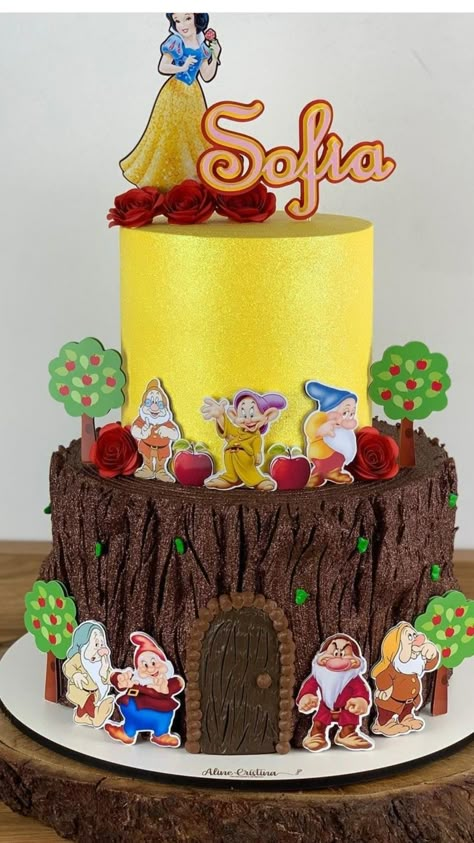 4th Birthday Party Theme, Snow White Cake, Snow White Birthday, Decorações Com Comidas, Sette Nani, White Birthday, Paper Cake, Seven Dwarfs, White Cake