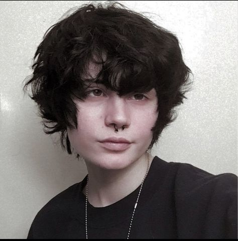 prosthe.tic on insta Ghost0id Hair, Androgynous Hair Short, Ftm Haircuts, Emo Boy Hair, Androgynous Hair, Short Hair Tomboy, Shaggy Short Hair, Punk Hair, Haircut Inspiration