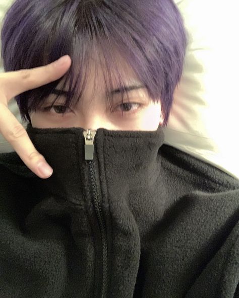 [📷][#SYA_RAID] Good night LA😌😌 #BLITZERS #블리처스 #SYA Asian Guy Purple Hair, Purple Hair Han Jisung, Queen Of Disaster, Muka Lelaki, Male Icon, Pretty Photos, Pose Reference Photo, الرسومات اللطيفة, Purple Hair