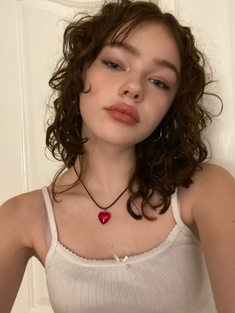 Girls Y2k, Heart Choker Necklace, Heart Necklaces, Chain Heart, Heart Choker, Aesthetic People, كريستيانو رونالدو, Puffy Heart, 가을 패션