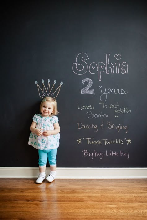 Precious photoshoot every year. Chalkboard paint one wall of their playroom. 2nd Birthday Photos, Kind Photo, Birthday Photography, Foto Baby, Birthday Pictures, Birthday Photoshoot, Baby Photoshoot, Birthday Photos, Future Kids