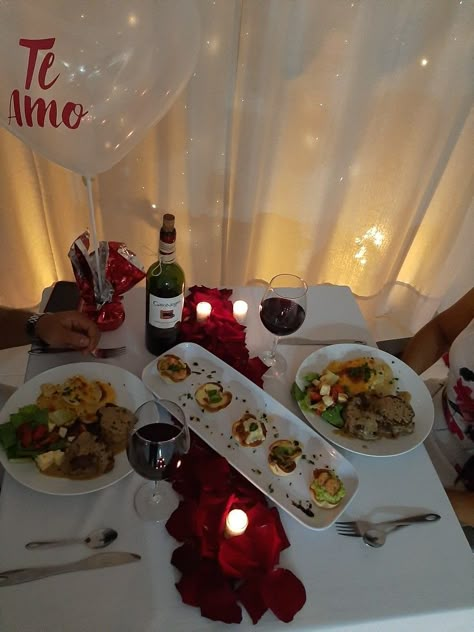 Home Date Night Setup, Home Diner Ideas, Anniversary Setup At Home, Romantic Setup At Home Date Ideas, Anniversary Table Decorations At Home, Simple Birthday Table Set Up At Home, Romantic Dinner For Him, Romantic Set Up At Home, At Home Romantic Dinner Setup