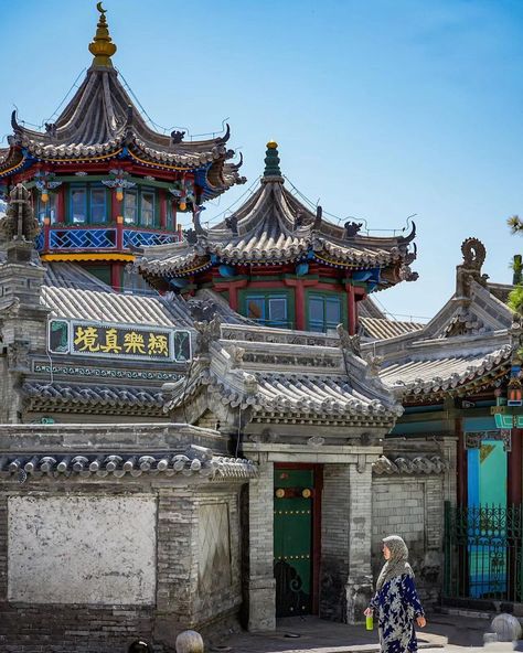 A mosque in Honhot, Inner Mongolia, China. 1/4