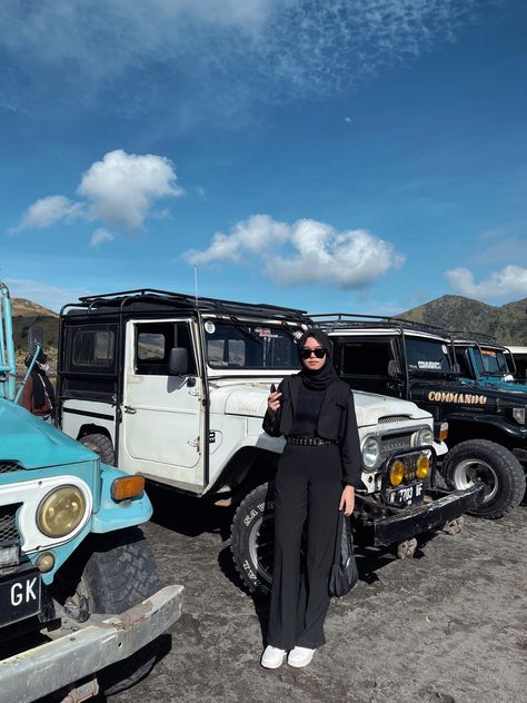 Bromo Outfit Ideas, Ootd Bromo Hijab, Outfit Mamba, Mamba Outfit, Hijab Aesthetic Outfit, Hijab Outfit Style, Style Hijab Simple, Tour Pictures, Rok Outfit