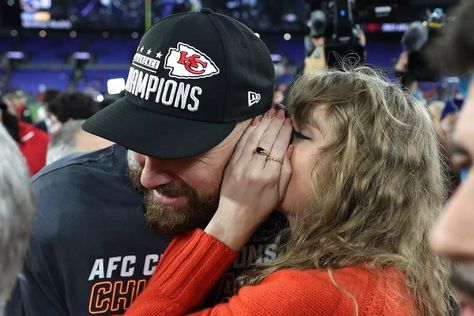 Taylor Swift and Travis Kelce Celebrate His AFC Championship Win: Photos Taylor Swift Nails, Travis Taylor, Photos Of Taylor Swift, Afc Championship, Chiefs Game, All About Taylor Swift, Championship Game, Travis Kelce, Long Live Taylor Swift