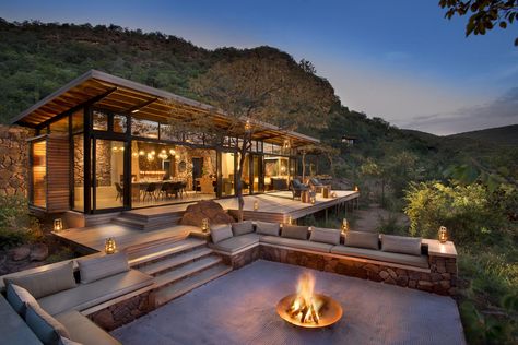 Marataba Trails Lodge is a unique luxury safari lodge specializing in walking safaris in a Big Five game area. Terrasse Med Tak, Luxury Safari Lodge, Desain Furnitur Modern, Modern Mountain Home, Desain Lanskap, Casa Country, Luxury Safari, Safari Lodge, Hus Inspiration