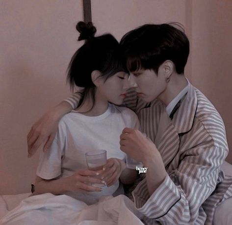 Liskook Ff, Lizkook Edits, Marry A Rich Man, Bts Girlfriends, Min Ji, Bts Kiss, Hot Poses, Creative Profile Picture, Kpop Couples