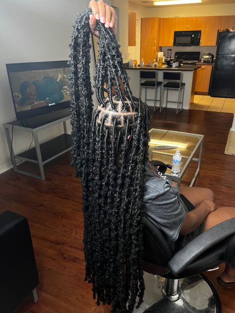 Locs Hairstyles Butterfly, Back To School Hairstyles Black Women Wigs, Butterfly Locs Long Hairstyle, Butterfly Locs Side Part, Small Butterfly Locs Long, Braided Hairstyles Locs, Soft Locs Hairstyles Ideas, Butterfly Locs Black, Butterfly Locs Long