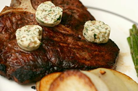 whiskey compound butter Garlic Herb Steak, Bourbon Butter, Flavored Butter, Steak Butter, Compound Butter, Butter Spread, Twice Baked Potatoes, How To Grill Steak, Grilled Steak