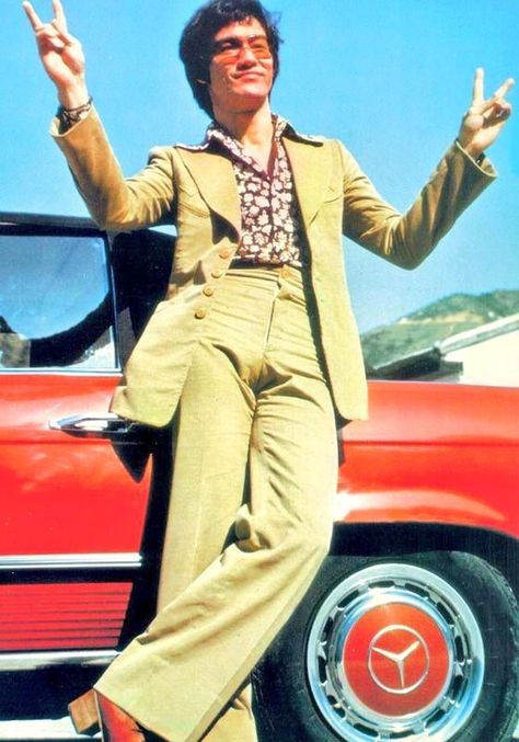 Bruce Lee, leaning against a red Mercedes in 1972. 70s Fashion Men, 70s Mens Fashion, 60s Men, Bruce Lee Photos, 70s Men, Enter The Dragon, 70s Inspired Fashion, Paul Newman, Martial Artist