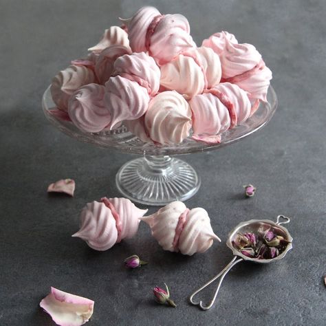 Meringue Kisses Recipe, How To Make Piping, Meringue Pavlova, Meringue Kisses, Flamingo Cake, Rose Recipes, Pink Food Coloring, White Chocolate Ganache, Meringue Cookies