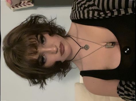 short hair style grunge emo alt Alternative Short Hair Grunge, Alt Short Hairstyles, Short Hair Alt, Short Alt Hairstyles, Short Alt Hair, Alt Hair, Edgy Bob, Short Brown Hair, Alt Girls