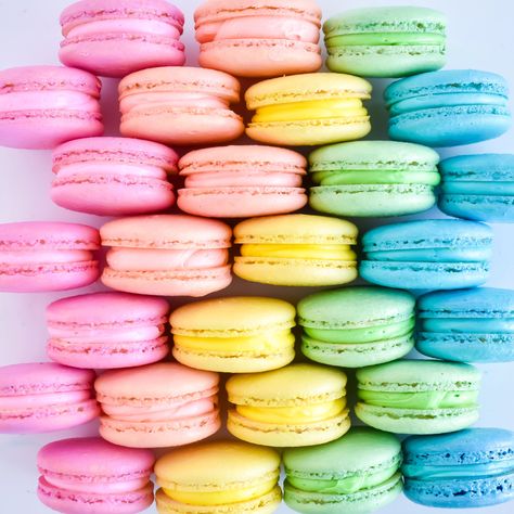 Taste the rainbow 🌈💖 Macaron Photography Ideas Food Styling, Food Deserts Aesthetic, Confectionary Photography, Macarons Decoration, Rainbow Macaroons, Rainbow Macarons, Dessert French, Macaroon Wallpaper, Food Rainbow