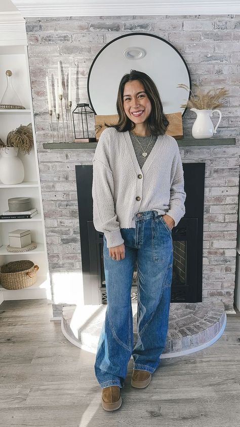 Mom outfits you’ll actually want to wear 90s Mom Aesthetic Fall, Baggy Mom Jeans Outfit, Casual Baggy Jeans Outfit, 90s Sweater Outfits, 90s Mom Outfit, 90s Mom Aesthetic, Baggy Sweater Outfits, Mom Aesthetic Outfit, Sahm Outfits