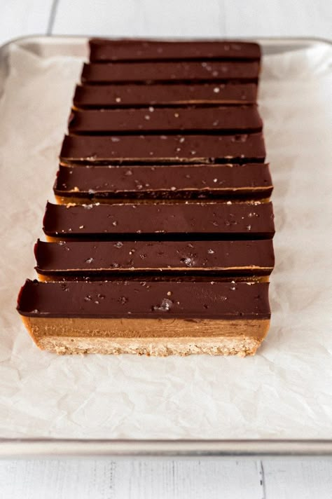 Healthy Twix Bars, Twix Recipe, Gluten Free Twix, Bars Recipes Healthy, Chocolate Dessert Bar, Homemade Twix Bars, Homemade Candy Bars, Twix Bars, Twix Bar