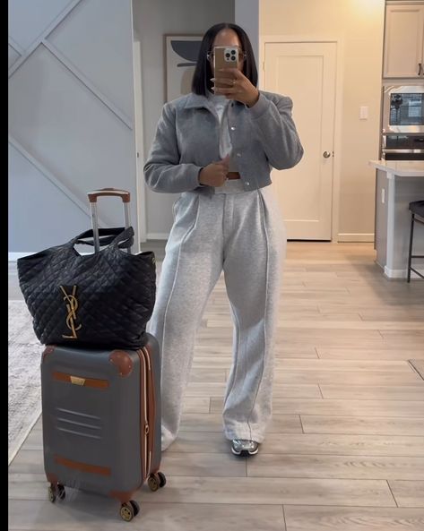 Styling Wide Leg Sweatpants, Sweatpants And Heels Outfits, Wide Leg Sweatpants Outfit, Wide Joggers, Modest Girly Outfits, Winter Shoot, Mom Goals, Airport Outfits, Joggers Black