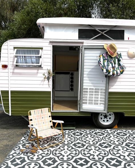 Caravan Colours Exterior, Green Camper Exterior, Caravan Exterior Makeover, Colourful Caravan Interior, Exterior Camper Paint, Painted Camper Exterior, Vintage Camper Exterior Paint Ideas, Camper Painting Exterior, Caravan Exterior Ideas