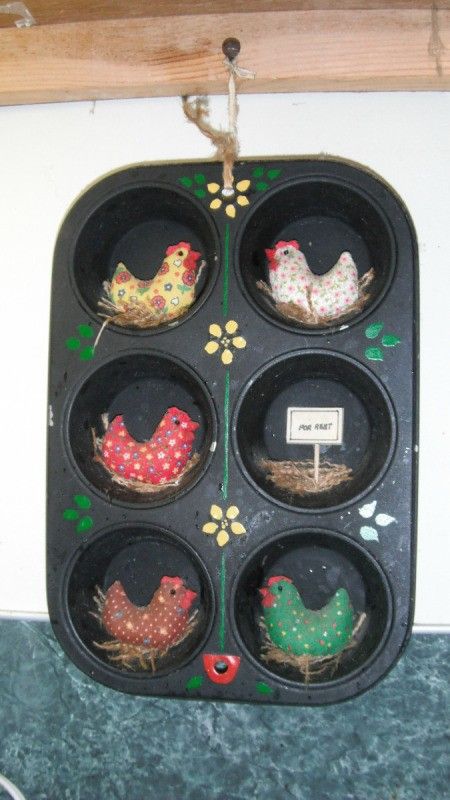 Muffin Tin Crafts, Easter Crafts To Sell, Chicken Crafts, Altered Tins, Chicken Decor, Sell Diy, Muffin Tin, Mothers Day Crafts, Dollar Store Crafts