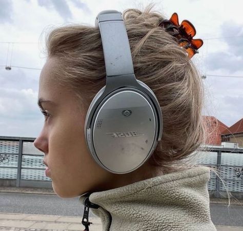 aesthetic bose headphones with noise cancellation  #aesthetic #boseheadphones Bose Headphones Aesthetic, Headphones Aesthetic, Bose Headphones, Bose Quietcomfort, Wireless Noise Cancelling Headphones, Girl With Headphones, Headphones Wireless, Headphone With Mic, Noise Cancelling Headphones