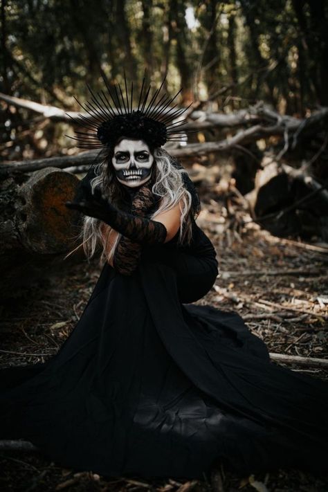 Halloween Photoshoot Ideas Women, Halloween Shot Ideas, Skeleton Queen, Skeleton Fashion, Target Makeup, Women Skeleton, Creepy Halloween Makeup, Halloween Photography, Afro Latina