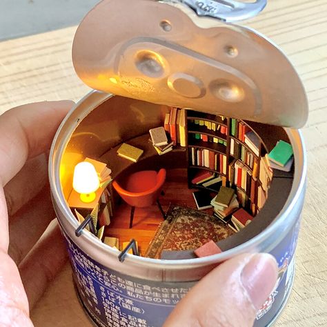 step inside the delightful and tiny 'book CAN' by mozu studios Hemma Diy, Miniature Projects, Mini Craft, Miniature Rooms, Creation Deco, Tiny World, Things To Do At A Sleepover, Miniature Houses, Miniature Crafts