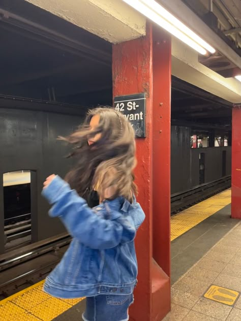 Sidewalk Instagram Pictures, Train Shoot Photo Ideas, Train Aesthetic Pictures, Train Station Pics, Insta Photo Ideas Downtown, Subway Instagram Pictures, New York Ig Pictures, Subway Pics Aesthetic, Mall Instagram Pictures