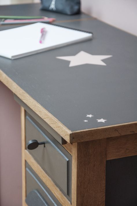 Petit bureau vintage pour enfant revisité dans des teintes gris anthracite et vieux rose.