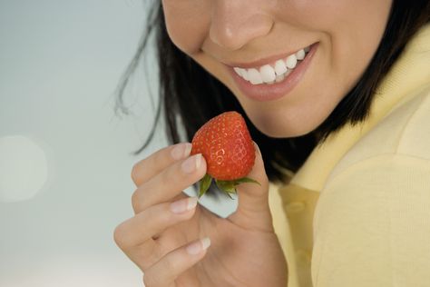 Close-up of a young woman holding a strawberry on the beach Sugar Busters Food List, Sugar Busters Recipes, Sugar Busters, Keto Broccoli Cheese Soup, Lean Protein Meals, Low Carb Food List, Sugar Diet, Easy Freezer Meals, No Sugar Diet