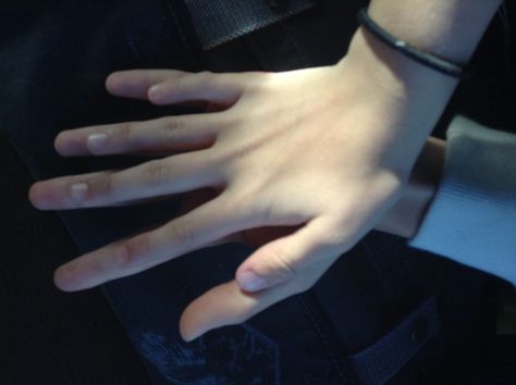 We should do this Katy!!   My best friend and I decided to compare hand sizes on the bus today! Since he's a guy, his hands are bigger than mine. I thought this made the cutest "best friend" pic! Love you Dylan! Size Difference Aesthetic, Hand Size Difference Couple, Hand Size Difference, I Want Love, Couple Hands, Ideal Boyfriend, Boys Long Hairstyles, Couples Vibe, The Love Club