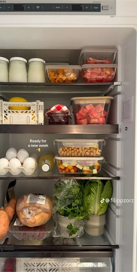 Fridge Goals, Fridge Organisation, Healthy Fridge, Eat Pretty, Food Motivation, Fridge Organization, Healthy Food Motivation, Future Apartment, My Apartment