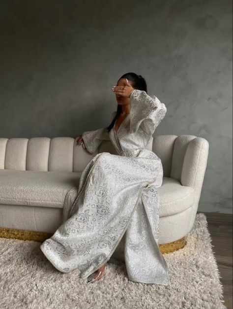 Moroccan Aesthetic Clothing, White Bollywood Style Long Sleeve Kaftan, Luxury White Bohemian Abaya, White Bollywood Long Sleeve Kaftan, Moroccan Kaftan Aesthetic, Morocco Travel Outfit, Moroccan Clothing, Middle Eastern Fashion, Eid Outfits