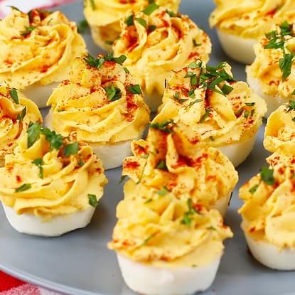 Love Deviled Eggs But Hate All The Peeling? This Muffin Tin Hack Will CHANGE YOUR LIFE Eggs In Muffin Tin, Fingerfood Party, Classic Appetizers, Buzzfeed Tasty, Muffin Tin Recipes, Deviled Eggs Recipe, Snacks Für Party, Boiled Egg, Gordon Ramsay