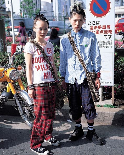 𝔭𝔬𝔭 𝔠𝔲𝔩𝔱𝔲𝔯𝔢 𝔫𝔬𝔰𝔱𝔞𝔩𝔤𝔦𝔞 🕊 on Instagram: “90s and early 00s tokyo street style photographed by shoichi aoki for FRUiTS magazine.” 90s Japanese Street Fashion, 90s Japanese Fashion, Japan Street Fashion, 90s Harajuku, Mode Harajuku, 2000s Japanese Fashion, Fruits Magazine, Japan Fashion Street, 일본 패션