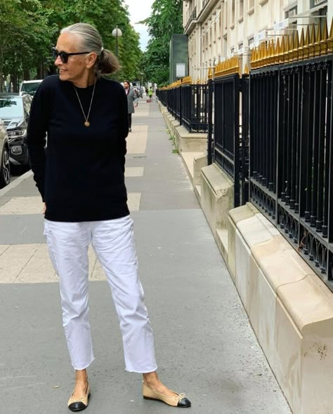 Linda Wright Style, Visual Vamp, How To Wear White Jeans, Madewell Black Jeans, Best White Sneakers, Casual Luxe, French Women Style, Earthy Style, White Jeans Outfit