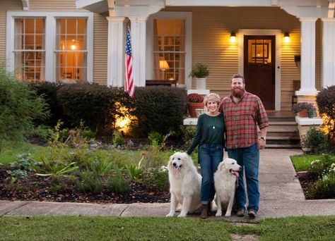 The story of how Erin and Ben Napier came to own the George F. Haynes House, a Craftsman Cottage in Mississippi and have made it their own. Ben And Erin Napier Country Home, Erin Napier House, Hgtv Hometown, Hometown Hgtv, Hgtv Paint Colors, Hgtv Home Town, Hgtv Living Room, Home Town Hgtv, Town Inspiration