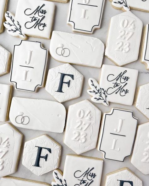 Decorative Cookies Wedding, Elegant Cookies Decorated, Classy Wedding Cookies, Elegant Wedding Cookies Decorated, Bridal Shower Cookies Simple, White Wedding Cookies Decorated, Elegant Wedding Cookies, Simple Engagement Cookies, Couples Shower Cookies